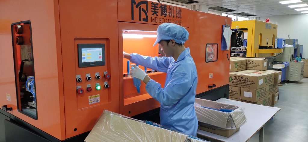 Can PE and PET bottles use the same mould?