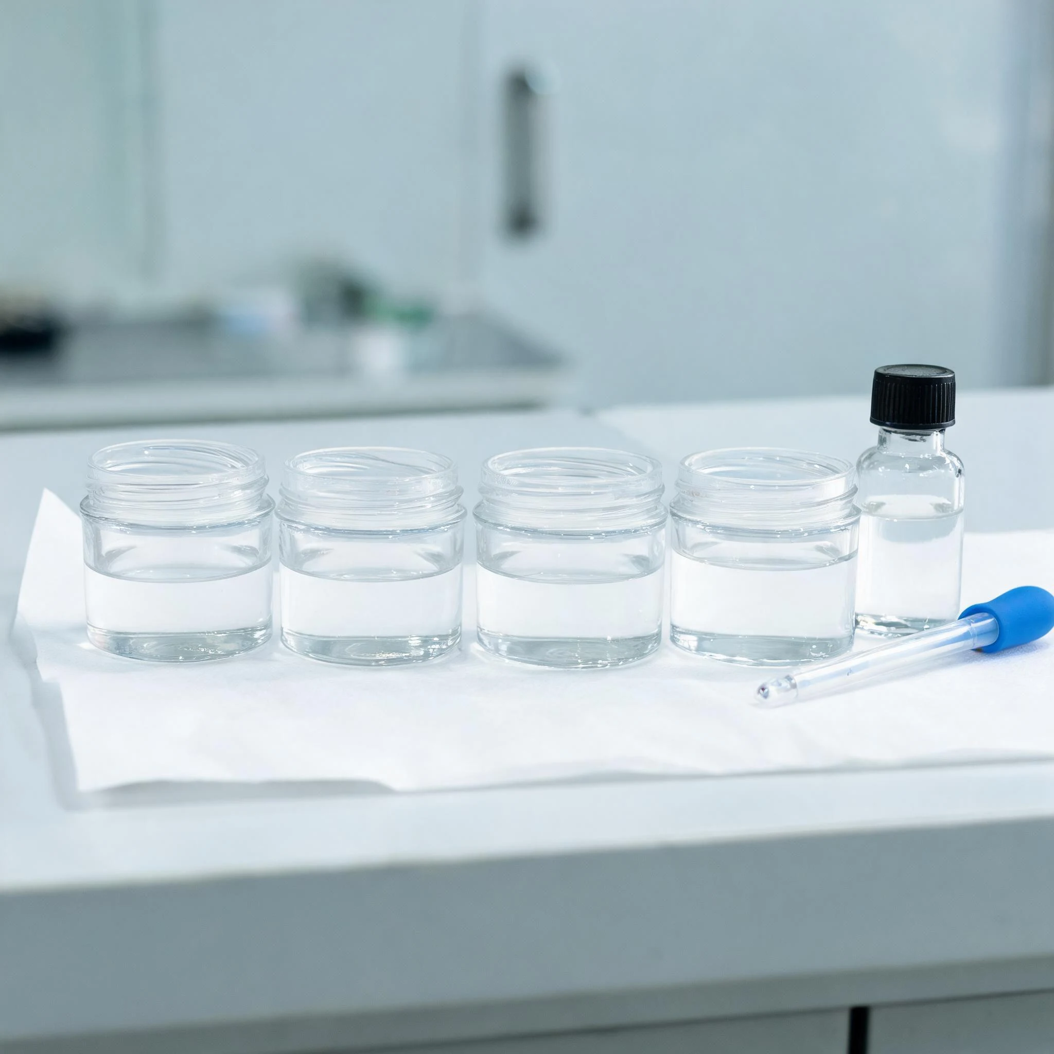 Pots cosmétiques remplis de liquide d'essai pour un test de fissuration sous contrainte