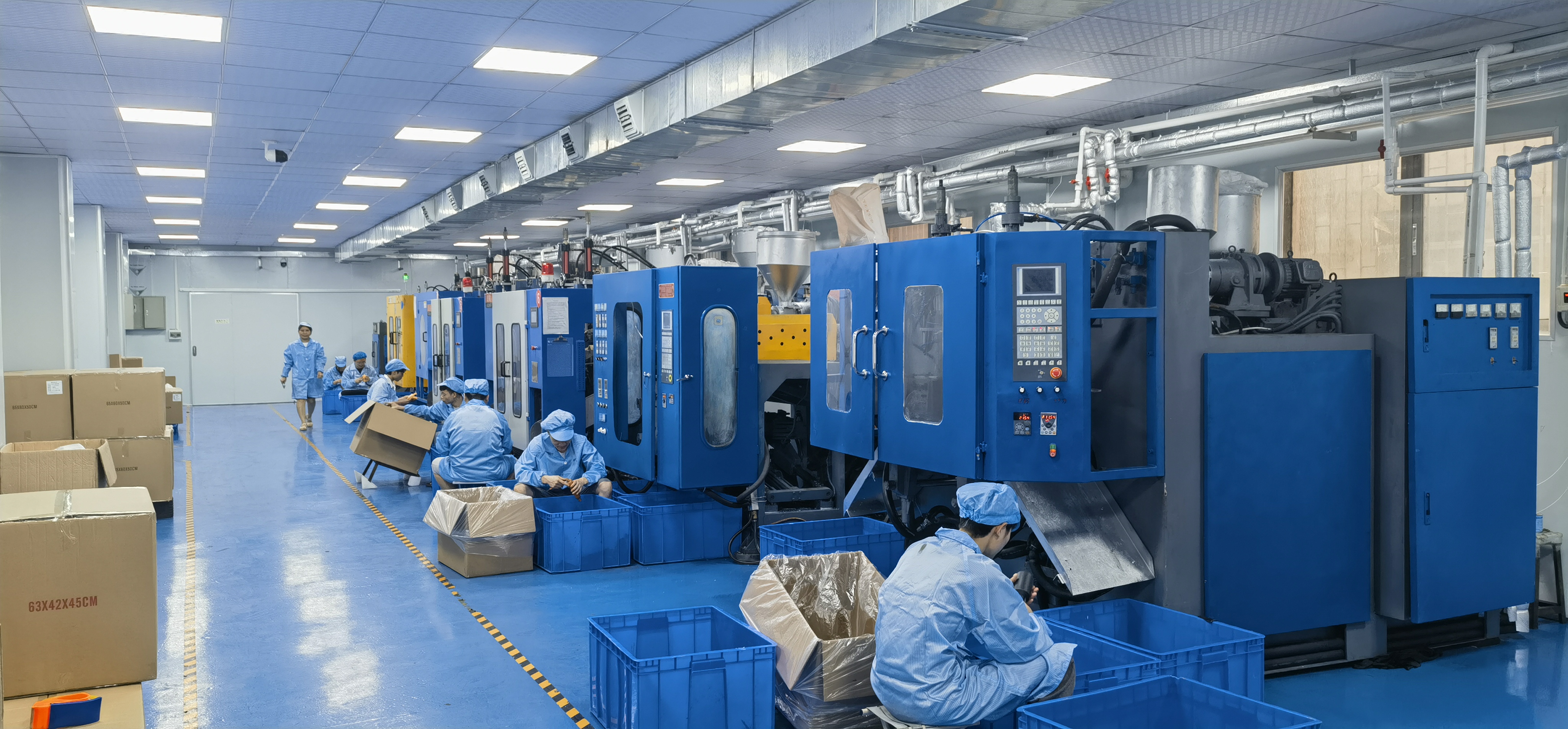 Spritzguss-Werkstatt mit Mitarbeitern im Werk in Dongguan
