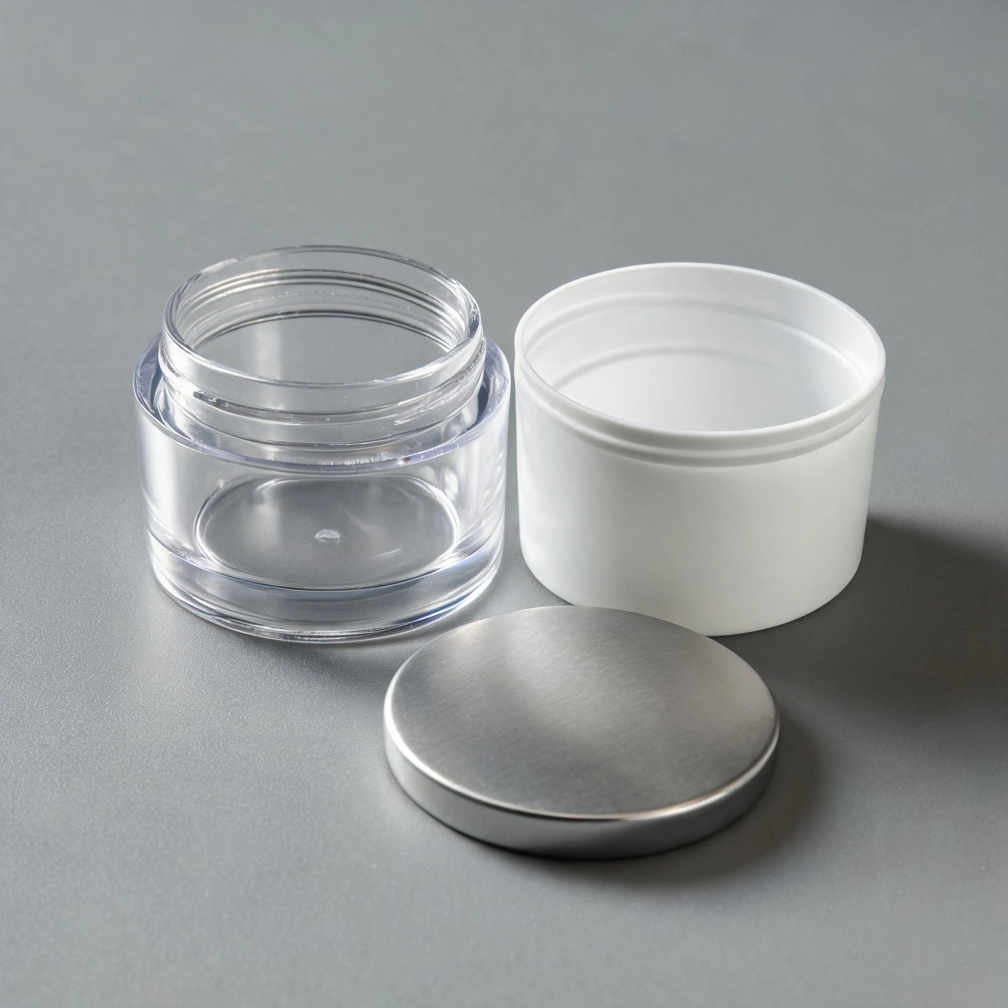 Pot cosmétique double paroi ouvert, coque transparente et godet blanc séparés